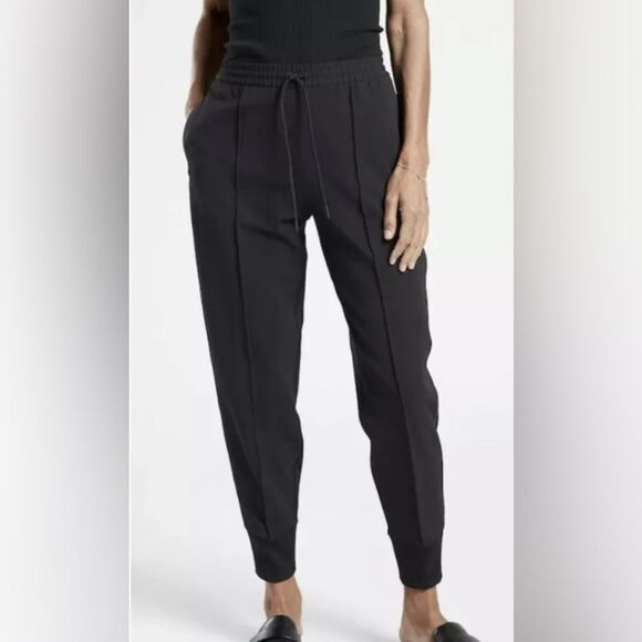 NWT Athleta Endeavor Jogger Size 4.